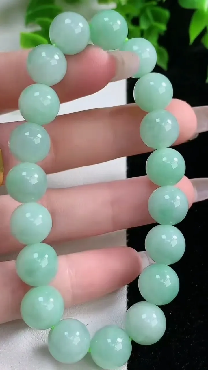 天然A货翡翠圆珠手串，尺寸10.5，重:38.49g2月4日
工厂直销收藏佳品,种好水足，色泽均匀，有种有色，上手高大气！