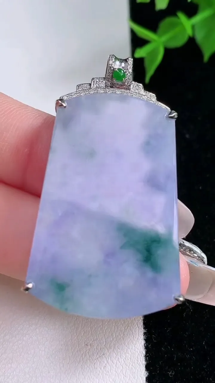 天然A货翡翠18K金紫罗兰飘花无事牌吊坠，尺寸44.6-37.3-24.6-6.5，重量:11.39