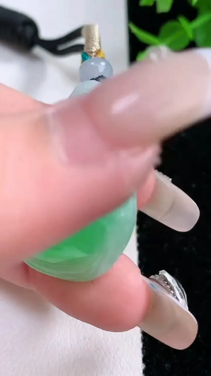 天然A货翡翠财神爷吊坠，尺寸32.8-25-17.3，重量:24.36g
2月4日