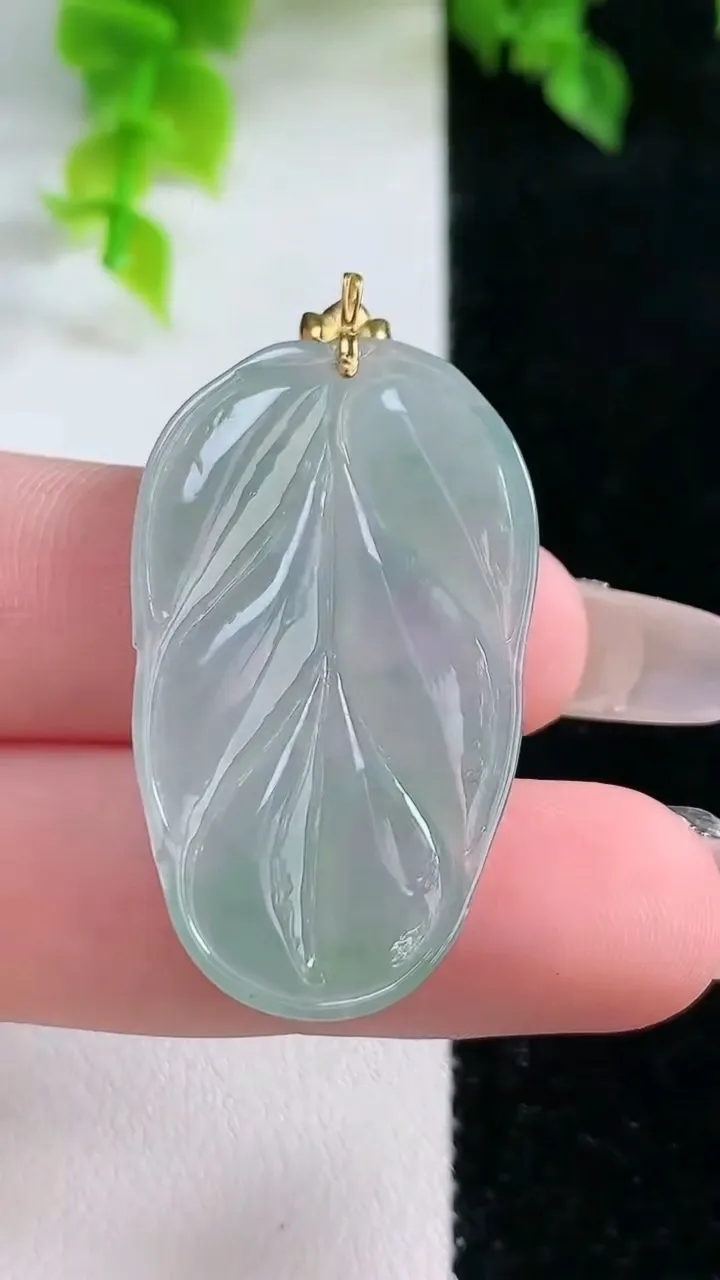 天然A货翡翠金枝玉叶 叶子吊坠，尺寸41-21.7-3.9，重:5.46g
2月4日
