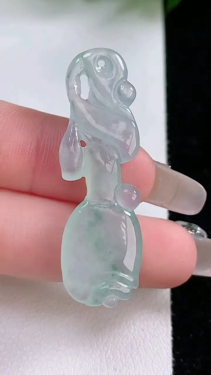 天然A货翡翠冰种飘花玉兰花吊坠，尺寸44.8-14-4.7，重:5.68g
2月4日