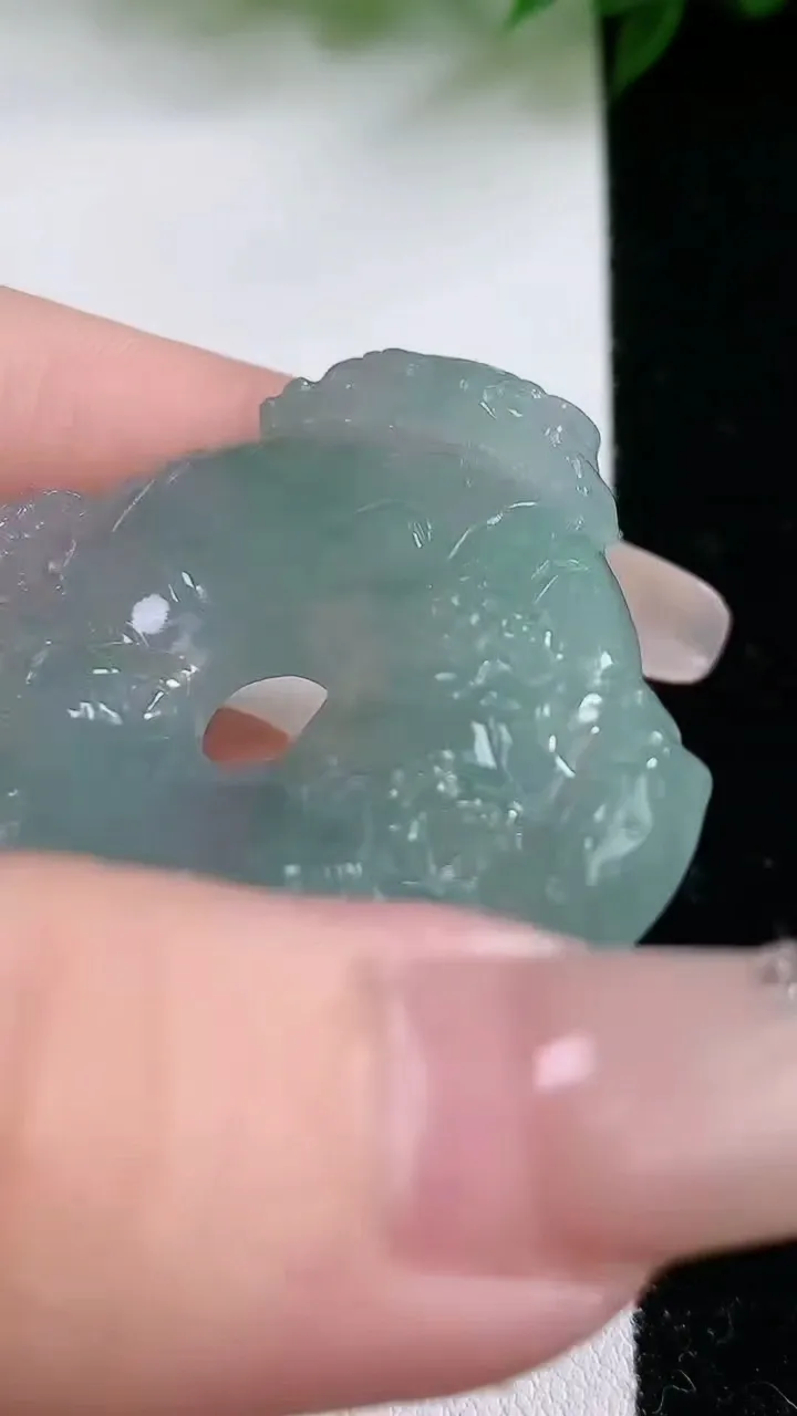 天然A货翡翠仿古扣吊坠，尺寸46.3-6.7，重:21.73g
2月4日