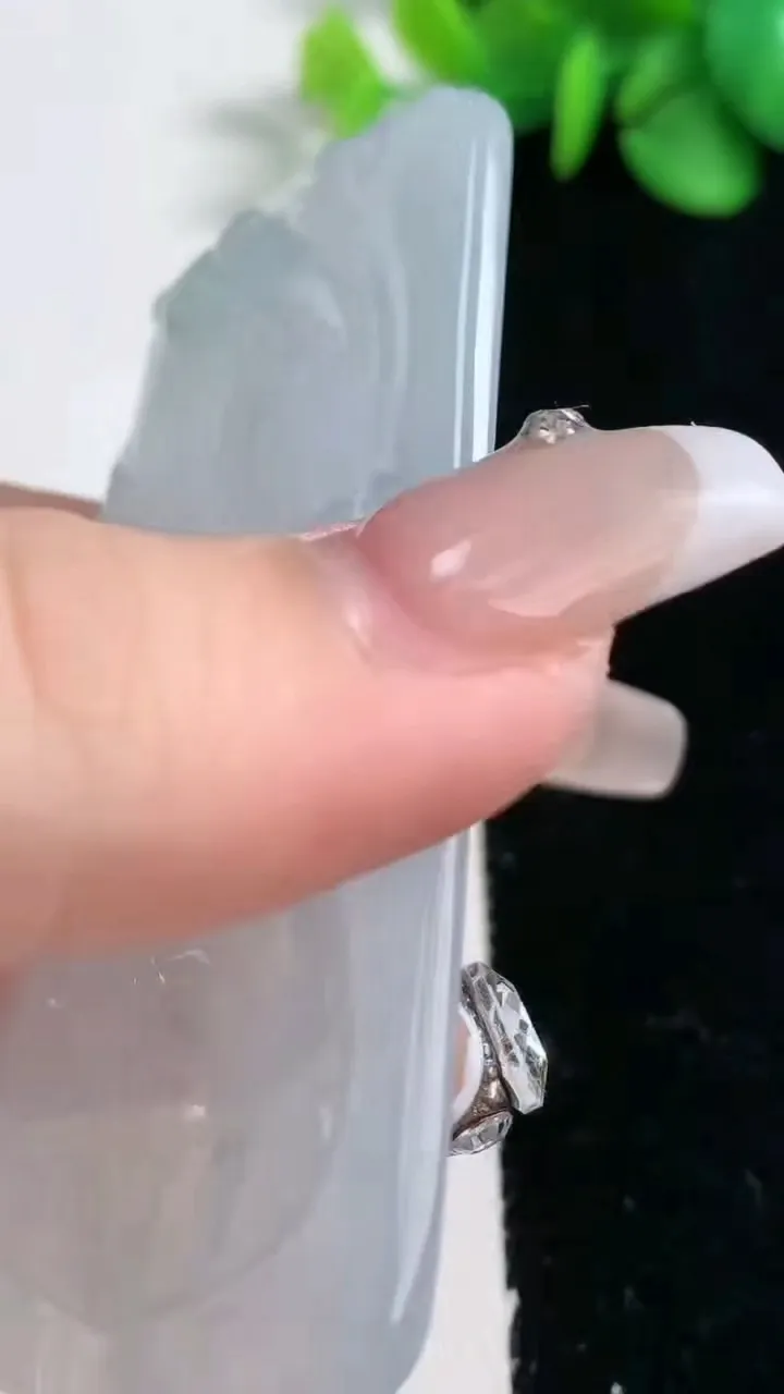 天然A货翡翠冰种飘花虚空藏菩萨吊坠，尺寸70-43.8-5，重量:36.90g
2月5日