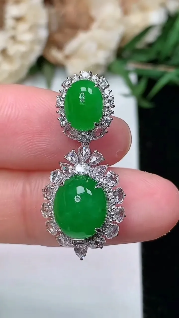 天然A货翡翠蛋面吊坠，尺寸28.8-13.2-8.8，裸石9-7.9，重量:3.34g
2月5日