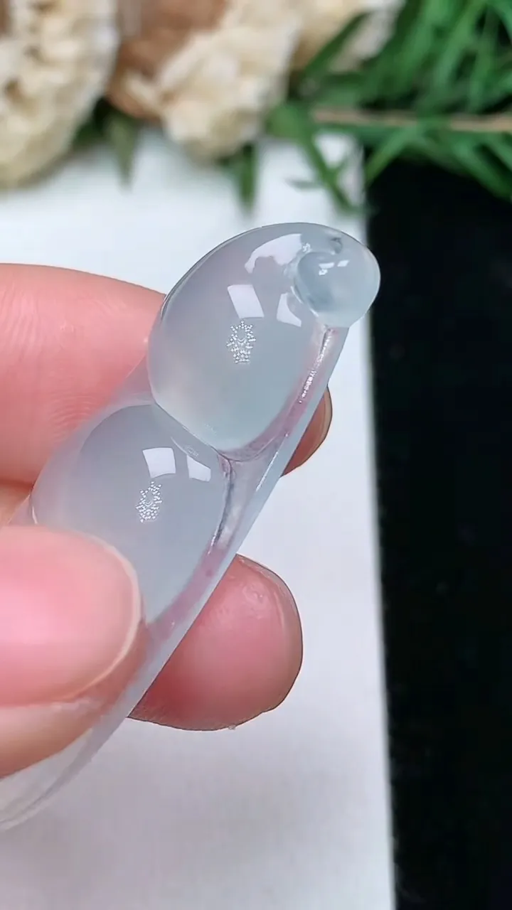 天然A货翡翠白冰福豆吊坠，尺寸43.6-17.3-5.8，重量:7.24g
2月5日