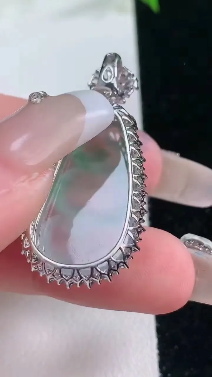 天然A货翡翠种飘花福豆吊坠，尺寸37-17.7-9.7，裸石25-13.5重量:6.20g
2月5日