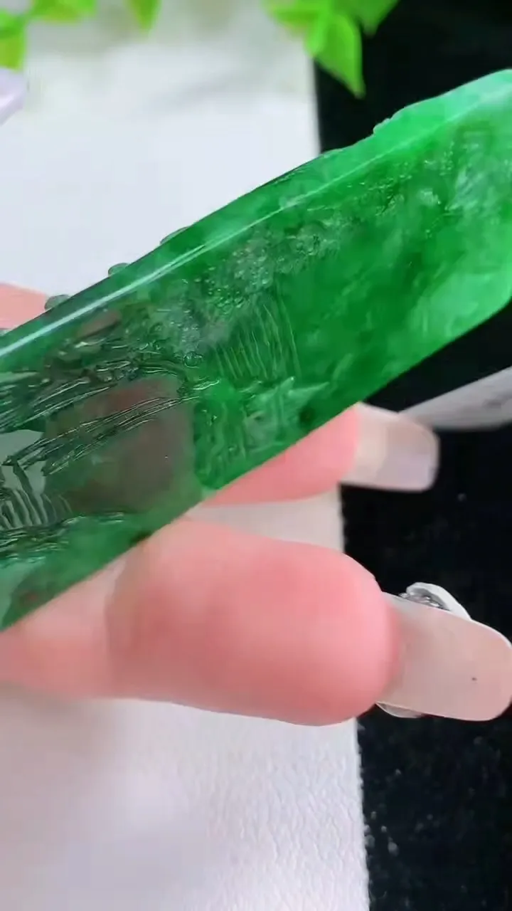 天然A货翡翠山水牌吊坠，尺寸58.6-28-4.5，重量:18.03g
2月5日