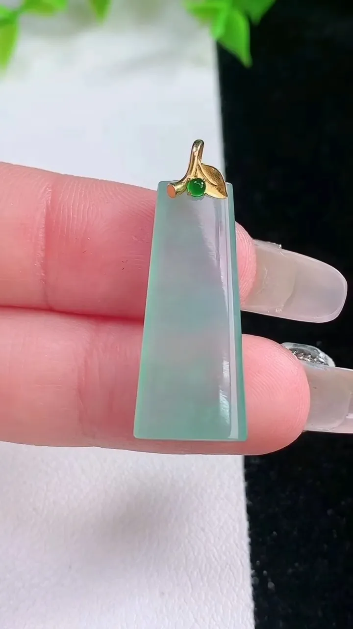 天然A货翡翠无事牌吊坠，尺寸25.2-11-4，重量:2.93g
2月5日