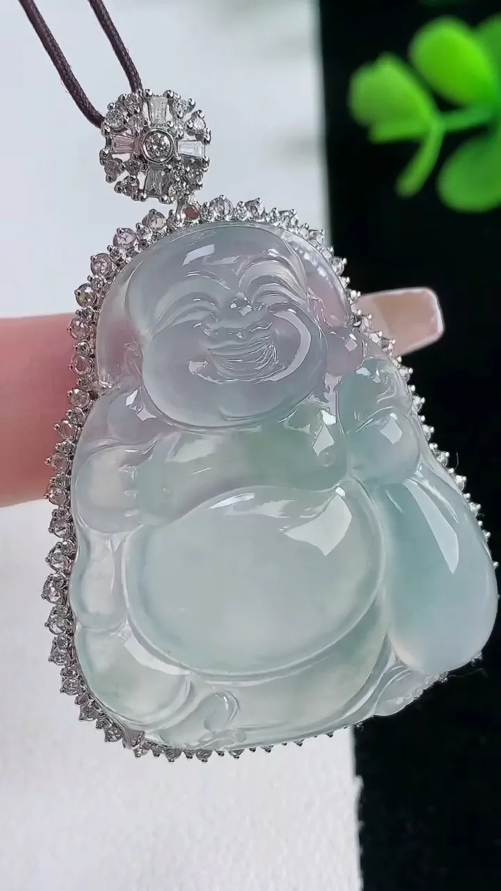 天然A货翡翠布袋佛吊坠，尺寸51.3-35.3-8.6，裸石39.3-31.4重量:15.63g
2