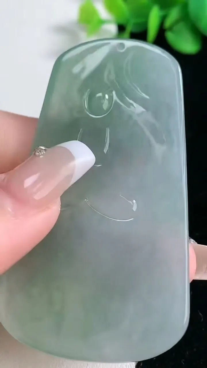 天然A货翡翠平安扣吊坠，尺寸32.8-5.9，重量:15.63g
2月5日