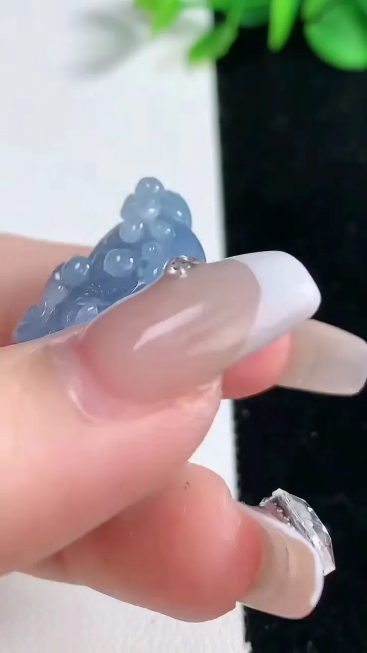 天然A货翡翠紫罗兰白菜吊坠，尺寸34.8-22.5-13.2，重量:16.00g
2月5日