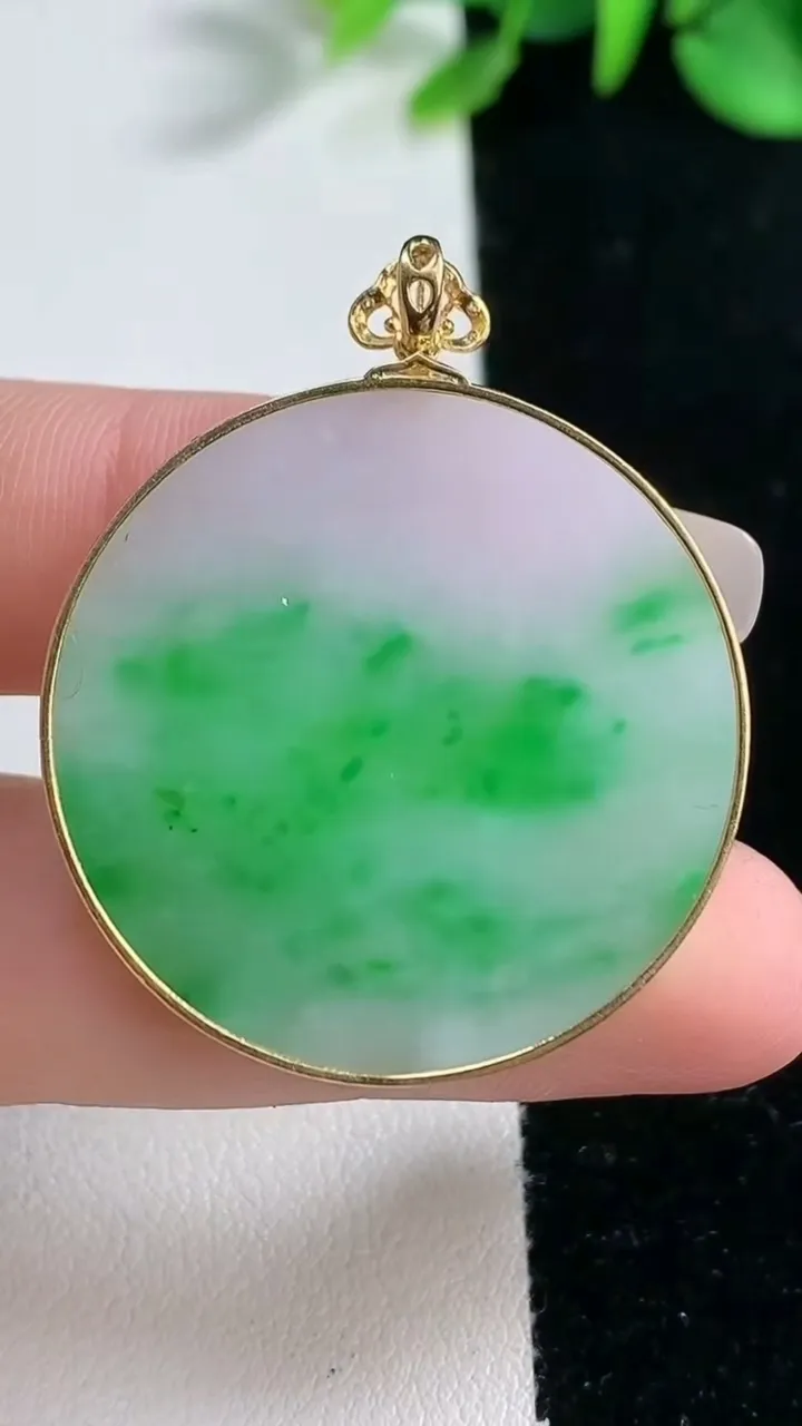 天然A货翡翠无事牌吊坠，尺寸32.4-2.8，重量:9.20g
2月5日