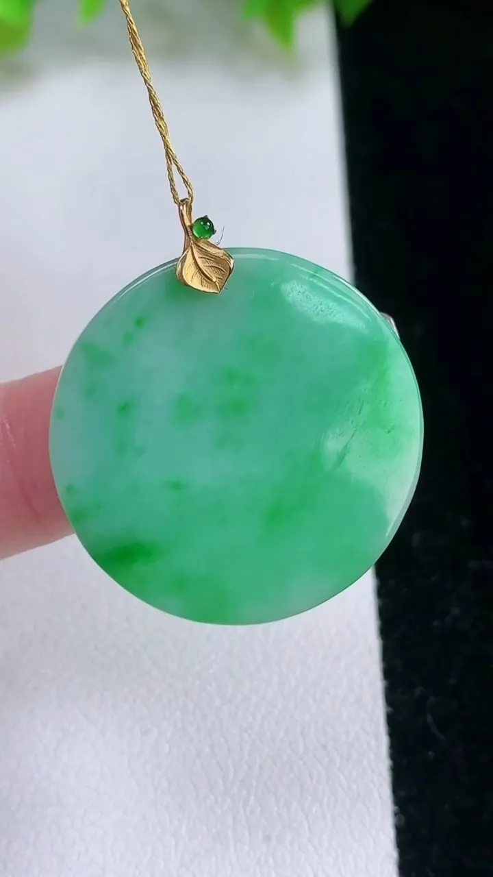 天然A货翡翠无事牌吊坠，尺寸27.3-3.4，重量:7.16g
2月5日