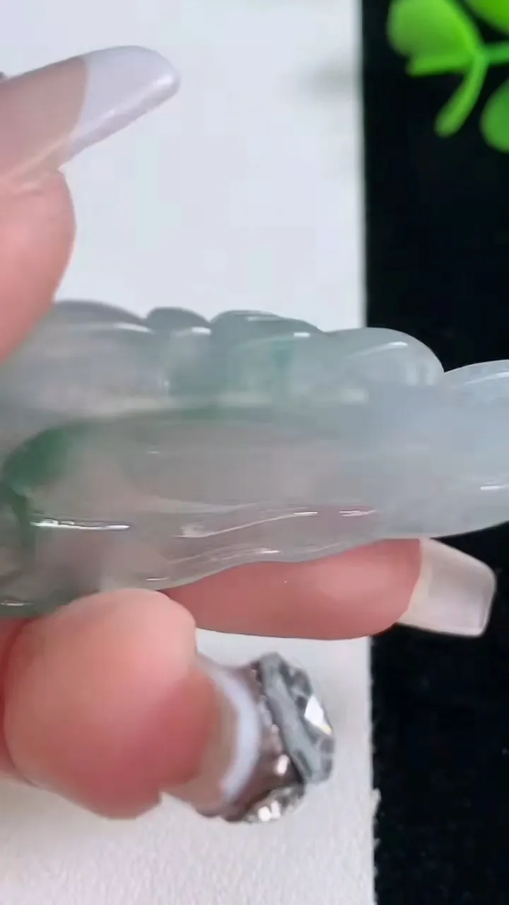 天然A货翡翠冰种飘花观音菩萨吊坠，尺寸53.7-23.7-6.5，重量:14.69g
2月5日