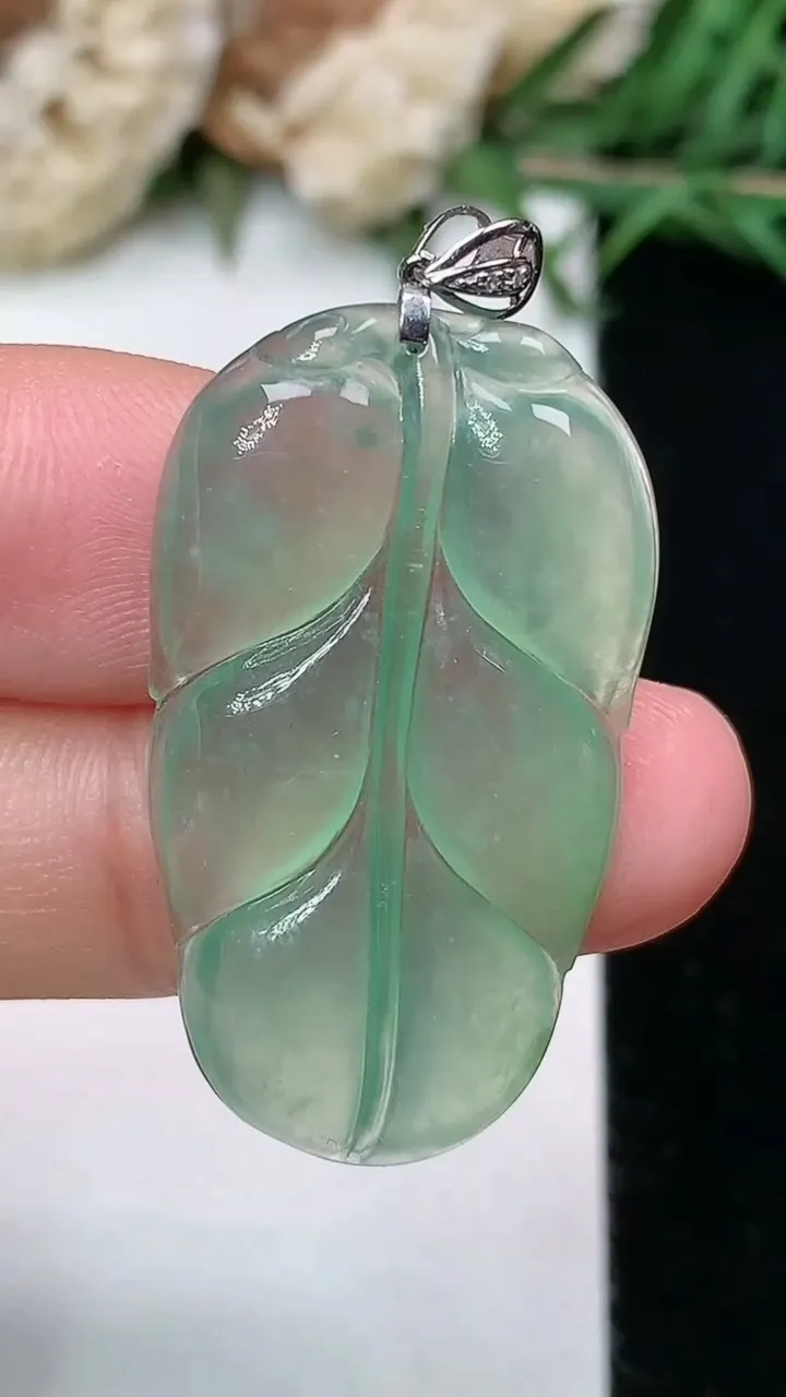 天然A货翡翠金枝玉叶 叶子吊坠，尺寸32.8-18.8-3.3，重量:4.40g
2月5日