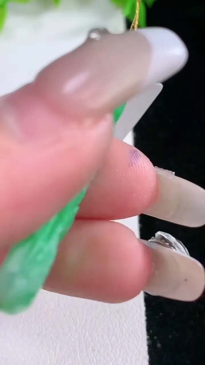 天然A货翡翠山水牌吊坠，尺寸39-23.5-5.6，重量:11.86g
2月5日