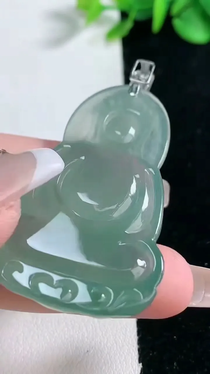 天然A货翡翠观音菩萨吊坠，尺寸50.5-32.2-5.9，重量:17.46g
2月5日