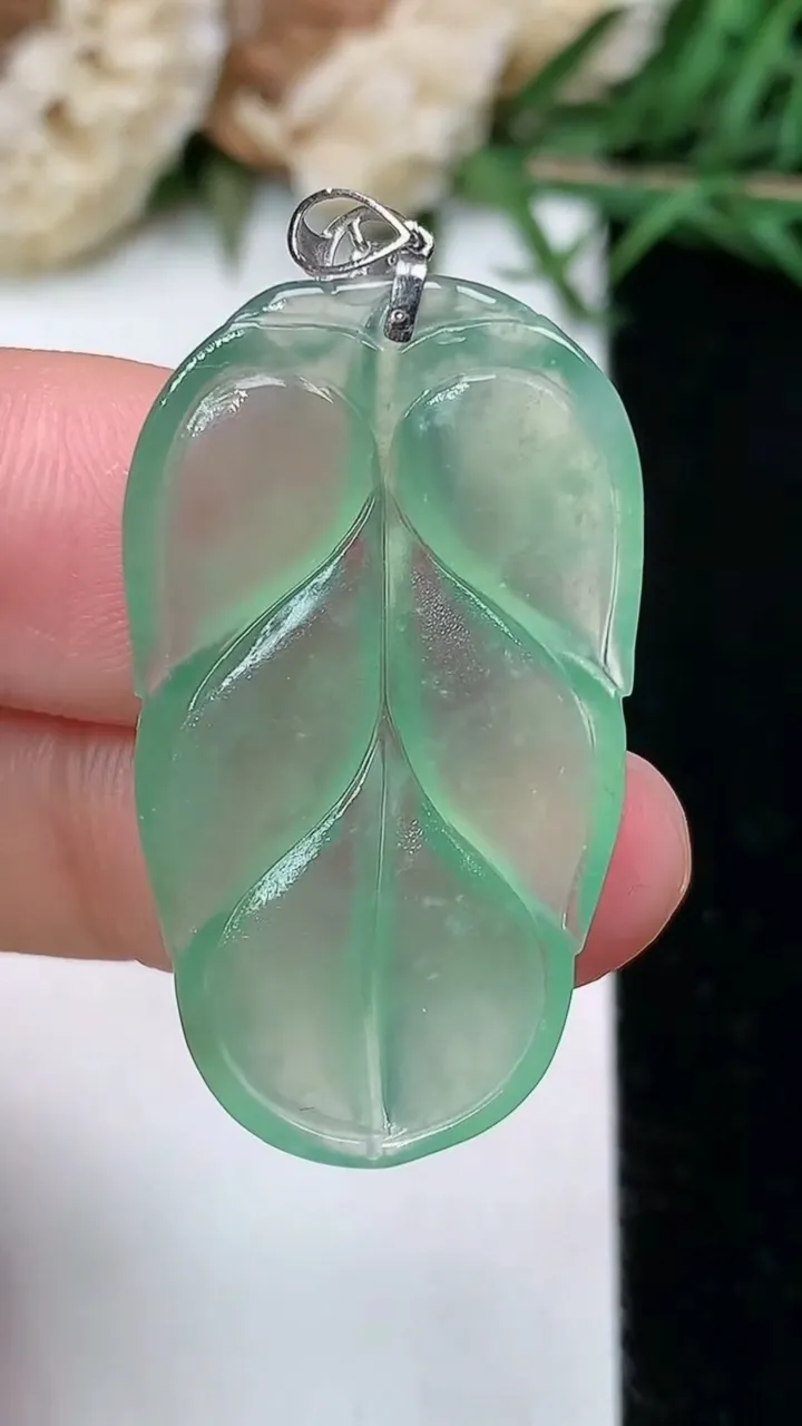 天然A货翡翠金枝玉叶 叶子吊坠，尺寸32.8-18.8-3.3，重量:4.40g
2月5日
