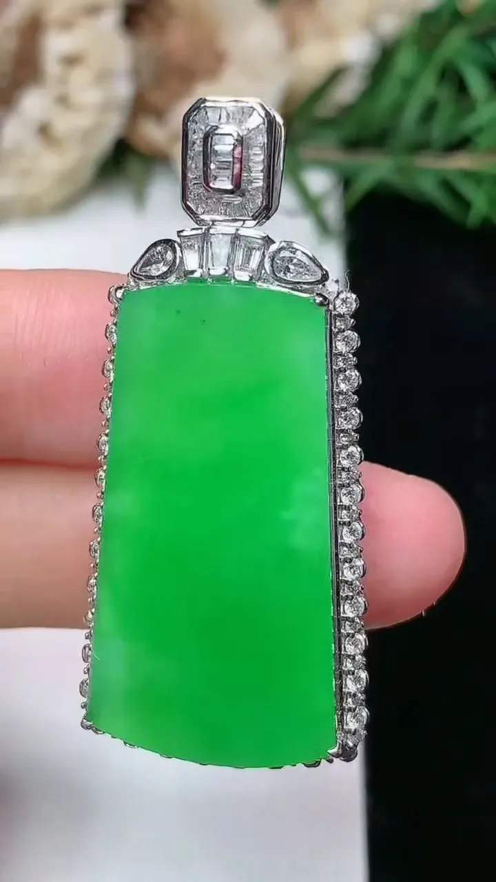 天然A货翡翠无事牌吊坠，尺寸43-19.5-8.7，裸石29.9-16，重量:9.81g
2月5日