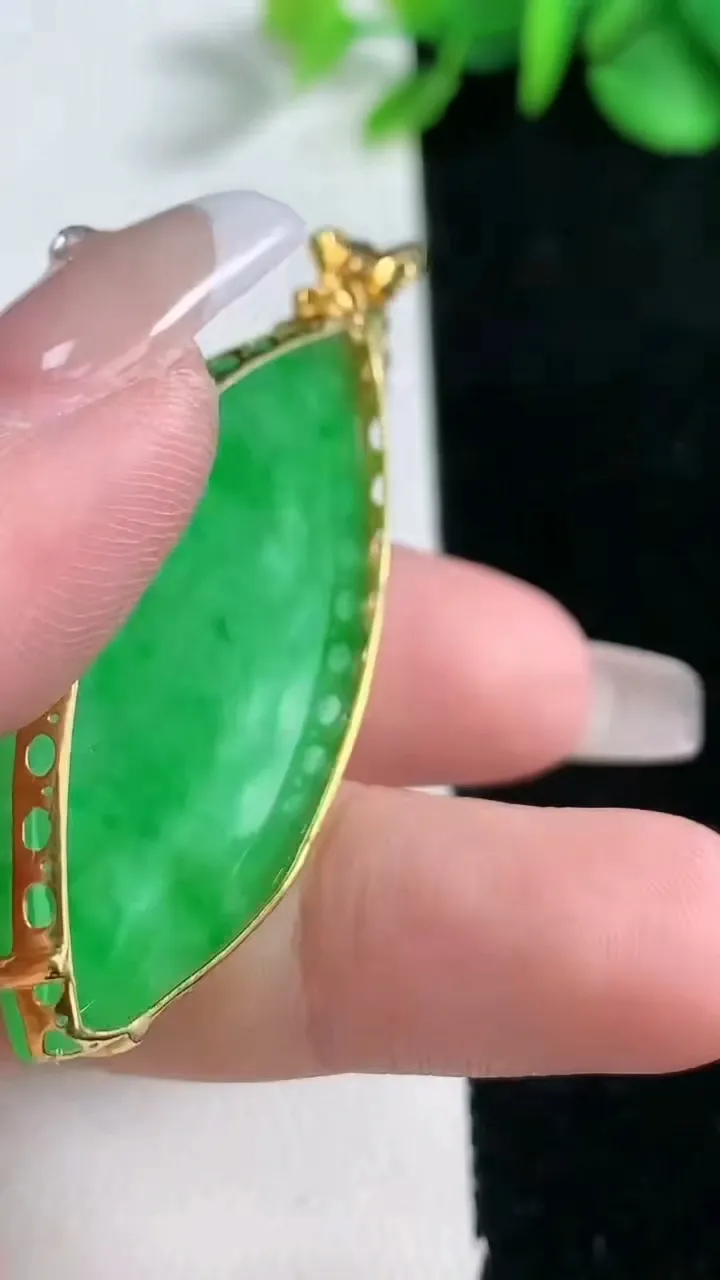 天然A货翡翠随形吊坠，尺寸48.2-21.7-8，重量:14.57g
2月5日