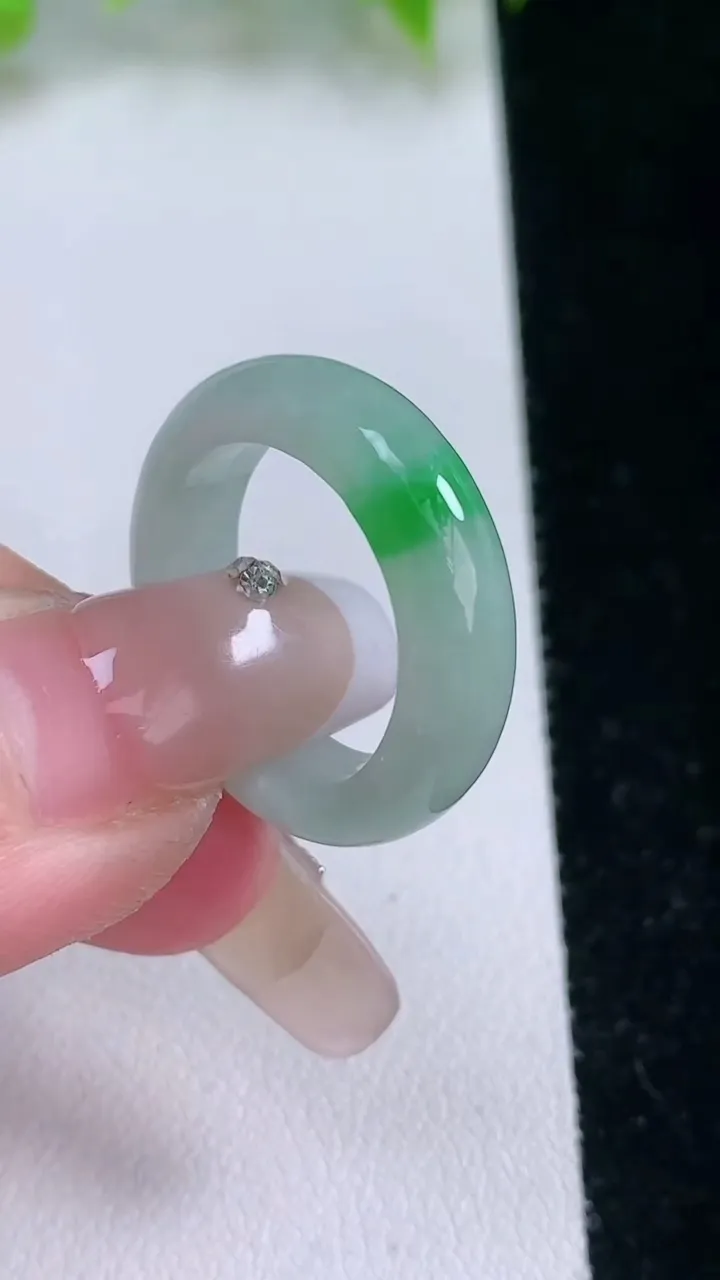 天然A货翡翠指环戒指，尺寸17.3-5.5-3.2，重量:4.22g2026年2月5日
工厂直销收藏佳品,种好水足，色泽均匀，有种有色，上手高大气！