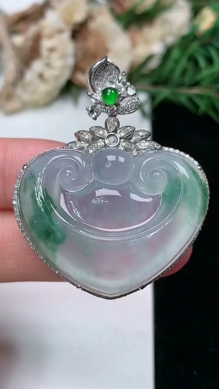 天然A货翡翠飘花如意头吊坠，尺寸41.8-34-10.5，裸石24.7-31.9
2月5日，重量:1