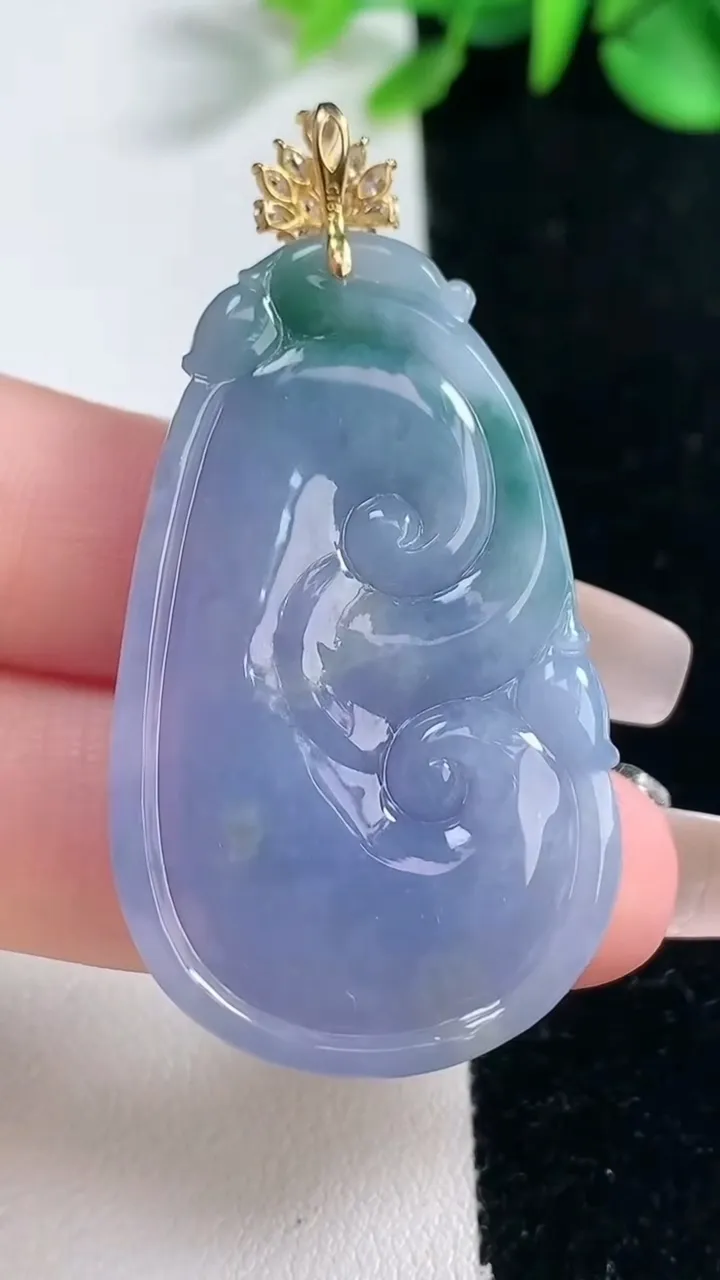 天然A货翡翠18K金紫罗兰 飘花如意吊坠，尺寸42.7-26-6.2，重量:15.44g
2月5日