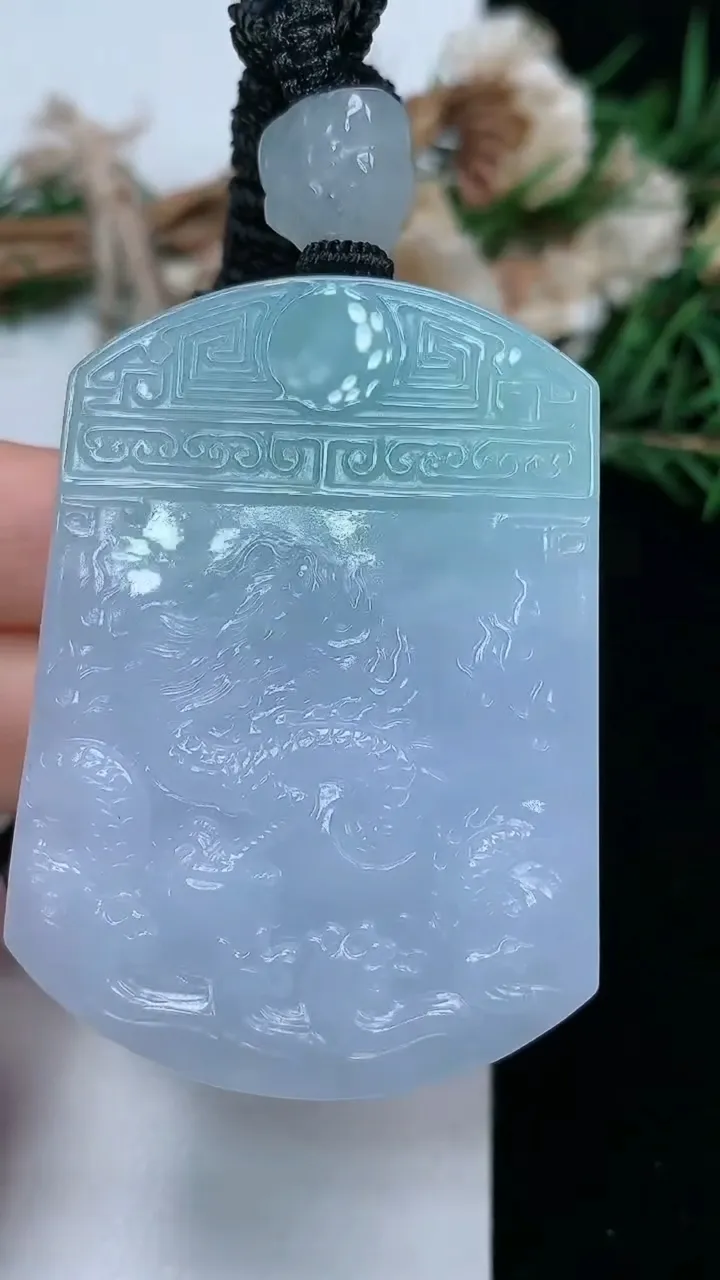 天然A货翡翠龙牌吊坠，尺寸51.7-37.5-12，重量:64.54g
2月5日