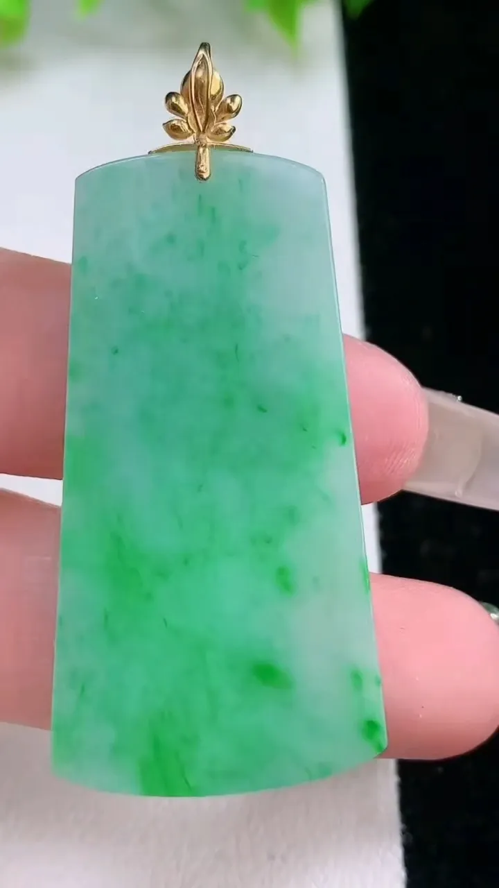 天然A货翡翠无事牌吊坠，尺寸43.3-23.5-3.5，重量:10.69g
2月5日