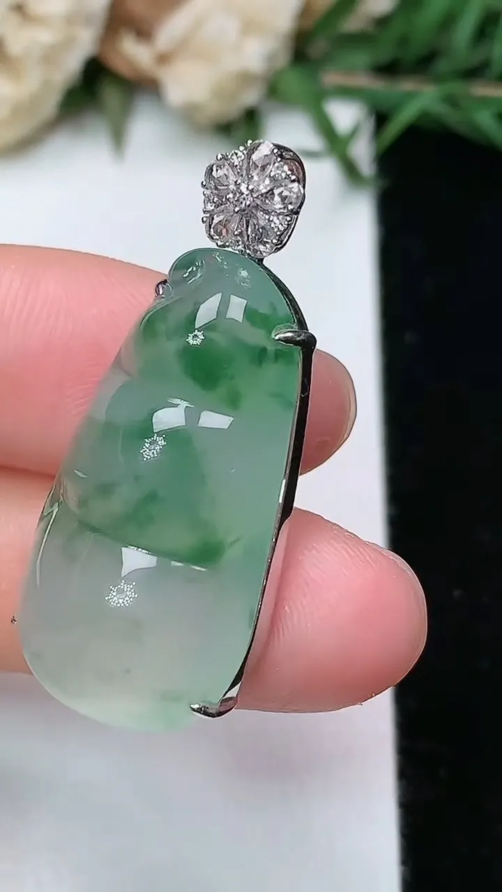 天然A货翡翠福豆吊坠，尺寸28-15.8-9，重量:7.00g
2月5日