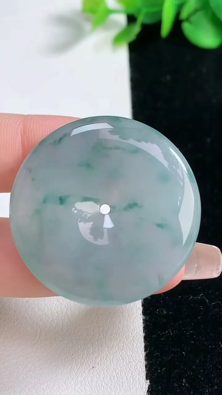 天然A货翡翠冰种飘花平安扣吊坠，尺寸35.7-5.6，重量:15.50g
2月5日