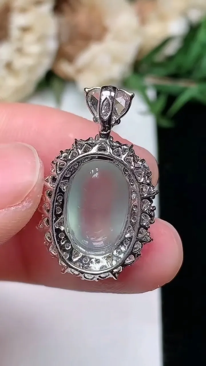 天然A货翡翠白冰蛋面吊坠，尺寸25-14.7-9，裸石12.3-8.2，重量:3.34g
2月5日