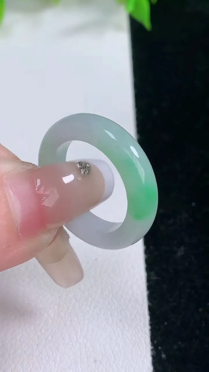 天然A货翡翠指环戒指，尺寸17.3-4.6-3.3，重量:3.87g2026年2月5日
工厂直销收藏