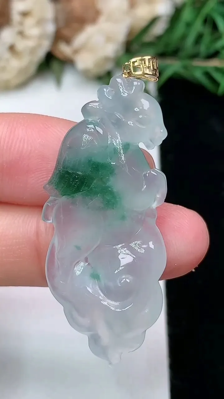 天然A货翡翠飘花生肖马牌吊坠，尺寸39.6-16.7-5，重量:6.02g
2月5日