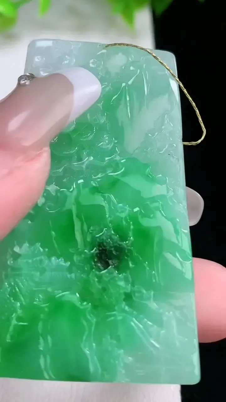 天然A货翡翠山水牌吊坠，尺寸52.7-30.2-4.3，重量:18.32g
2月5日