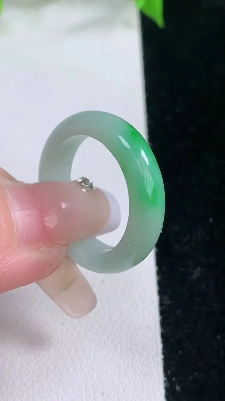 天然A货翡翠指环戒指，尺寸18.8-5.6-3.5，重量:4.35g2026年2月5日
工厂直销收藏