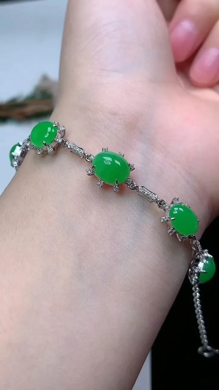 天然A货翡翠蛋面手链，尺寸8.9-7.2，重量:6.67g
2月5日