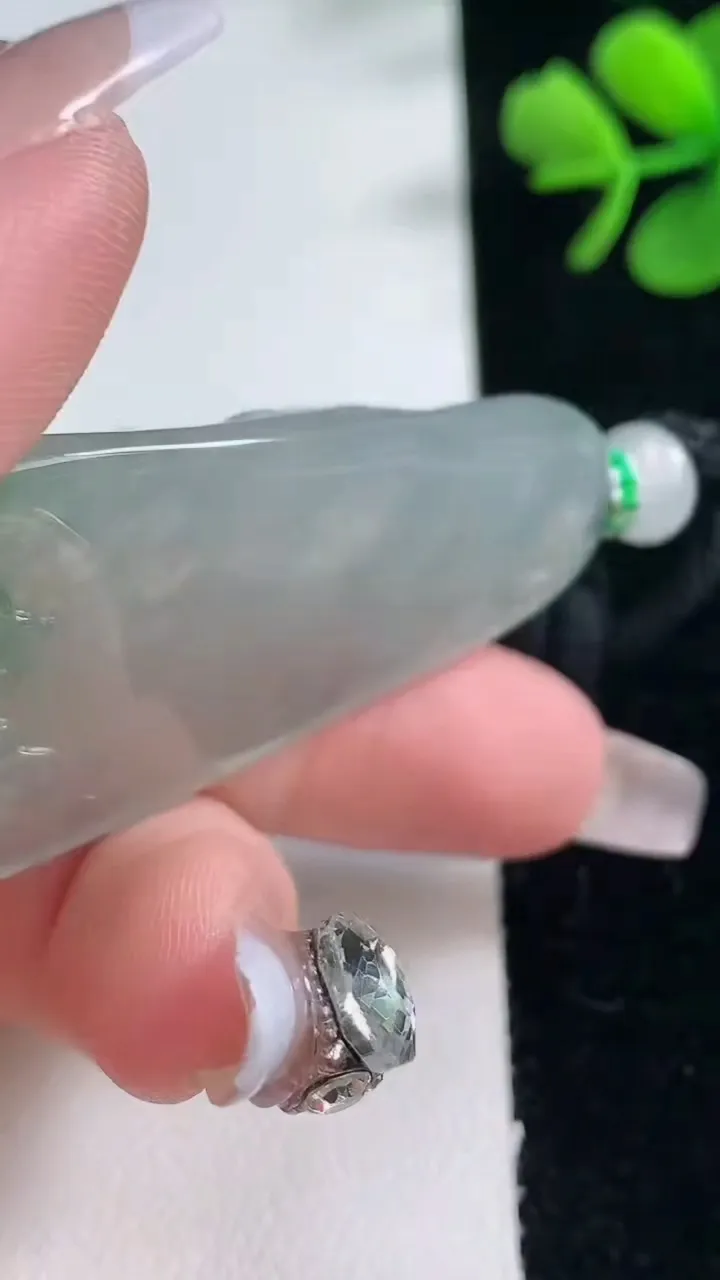 天然A货翡翠梅花鹿吊坠，尺寸47.5-28.8-7.1，重量:22.40g
2月5日