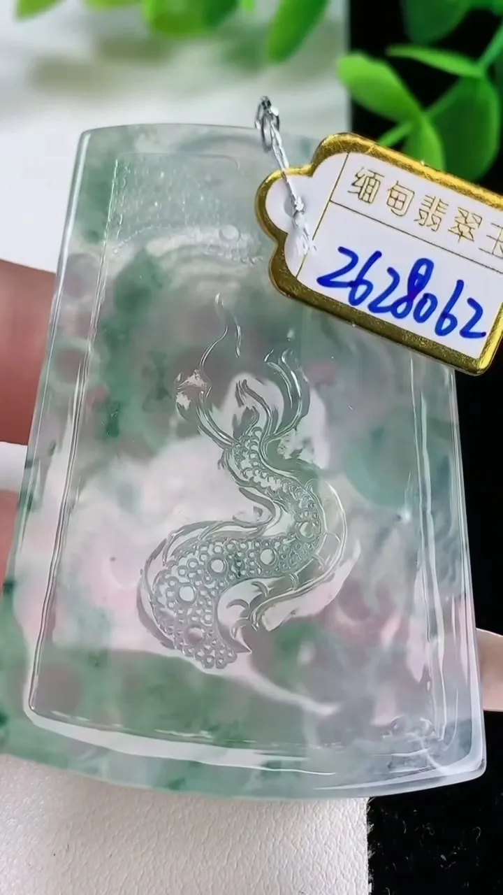 天然A货翡翠种飘花龙牌吊坠，尺寸60-40.2-5.3，重量:26.70g
2月5日