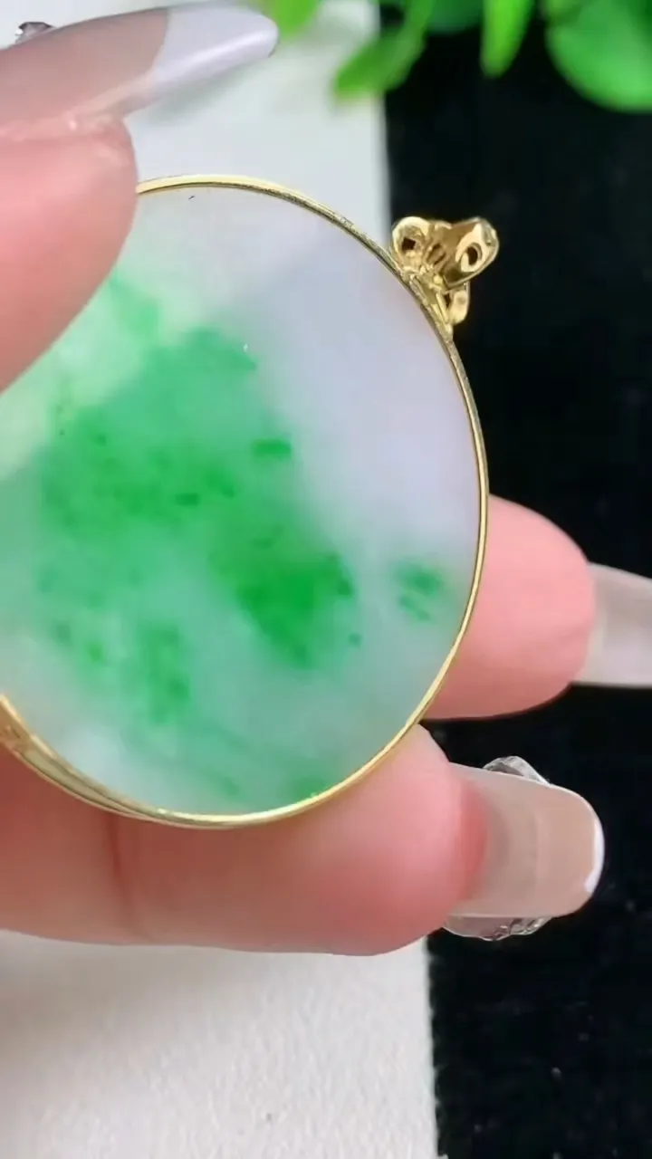 天然A货翡翠无事牌吊坠，尺寸32.4-2.8，重量:9.20g
2月5日