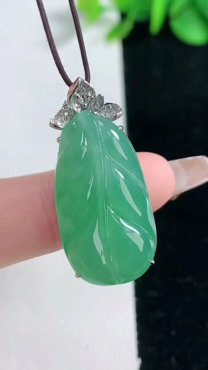 天然A货翡翠金枝玉叶 叶子吊坠，尺寸26.8-15-5.6，重量:5.69g
2月5日
