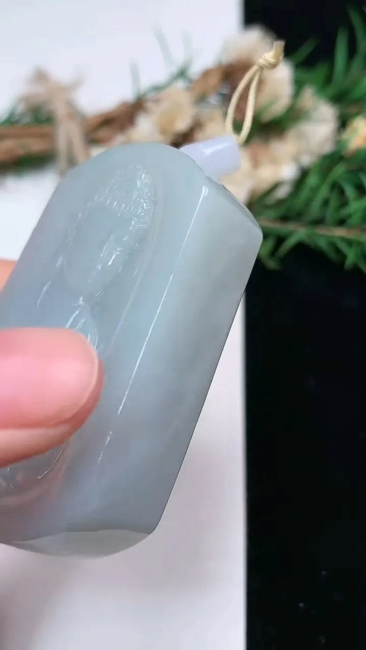 天然A货翡翠白冰阿弥陀佛吊坠，尺寸53.7-35.7-12.6，重量:68.22g
2月5日