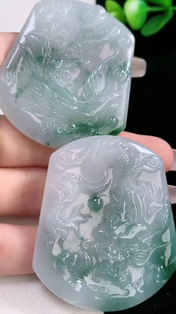 天然A货翡翠飘花龙凤呈祥吊坠一对，尺寸50.8-44-5.4，重:24.12g
2月5日