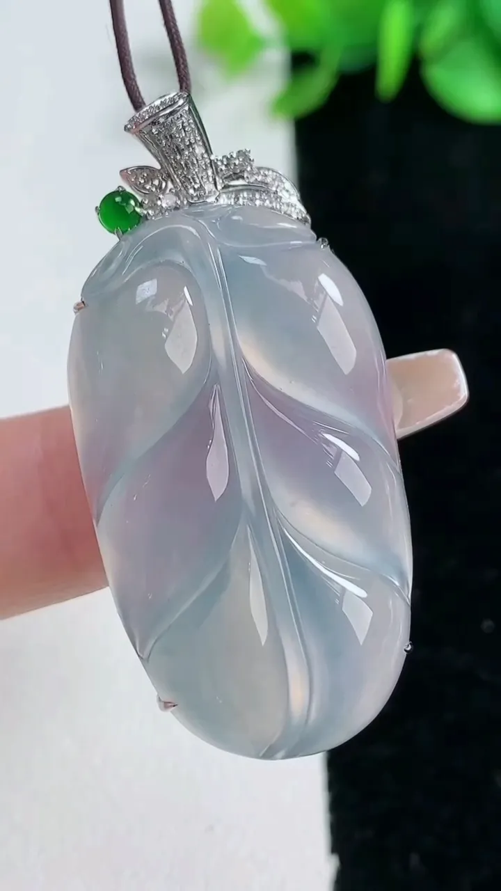 天然A货翡翠种紫罗兰金枝玉叶 叶子吊坠，尺寸36.3-21.3-8.2，重量:10.14g
2月5日