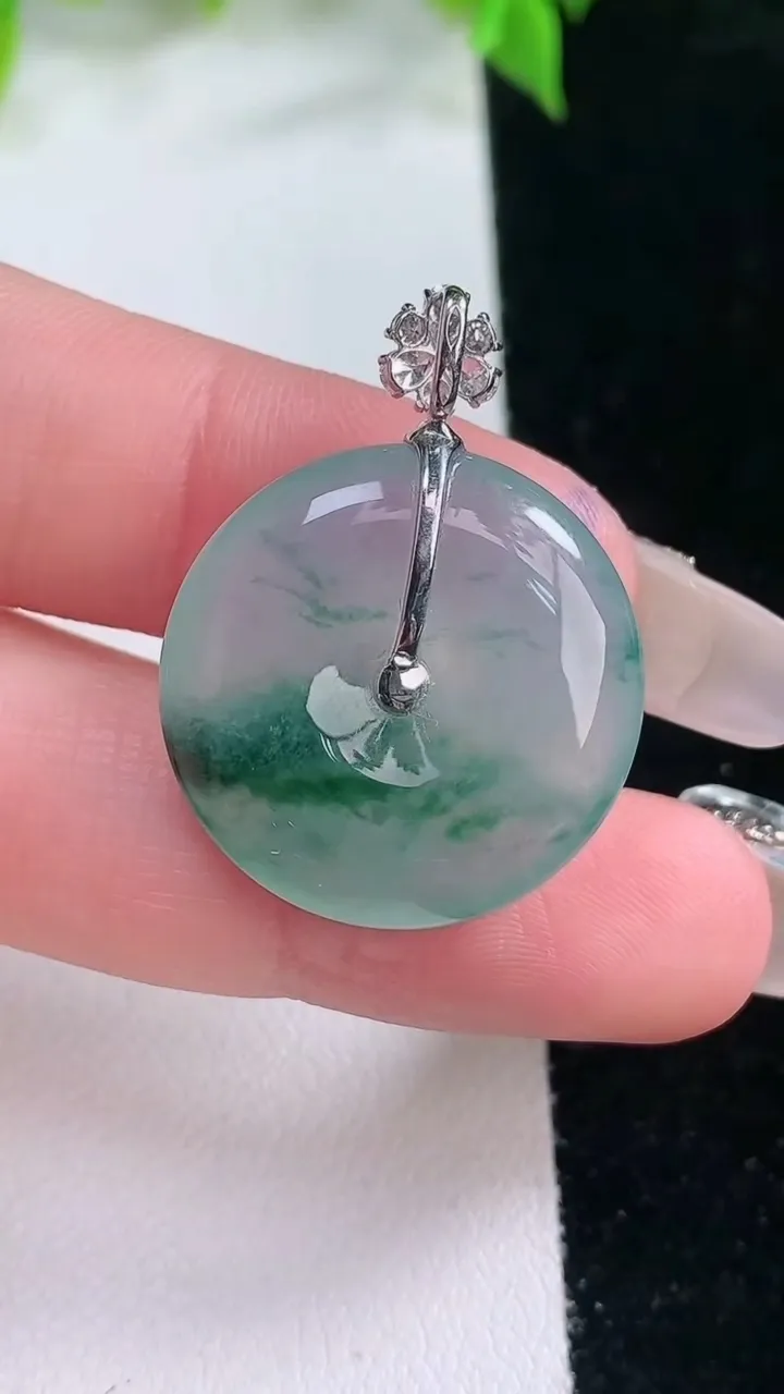 天然A货翡翠种飘花平安扣吊坠，尺寸22.4-5，重量:5.84g
2月5日