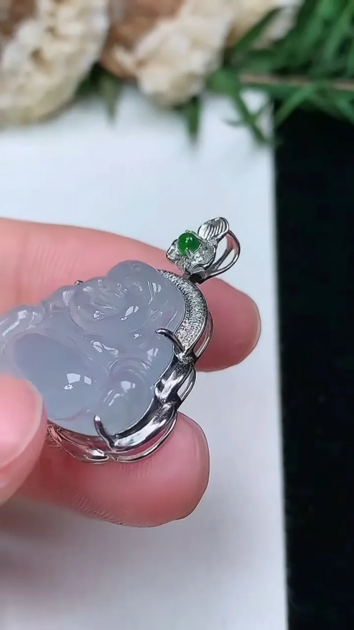 天然A货翡翠白冰佛公吊坠，尺寸26.2-23.8-7.2，裸石16.4-22，重量:3.88g
2月5日