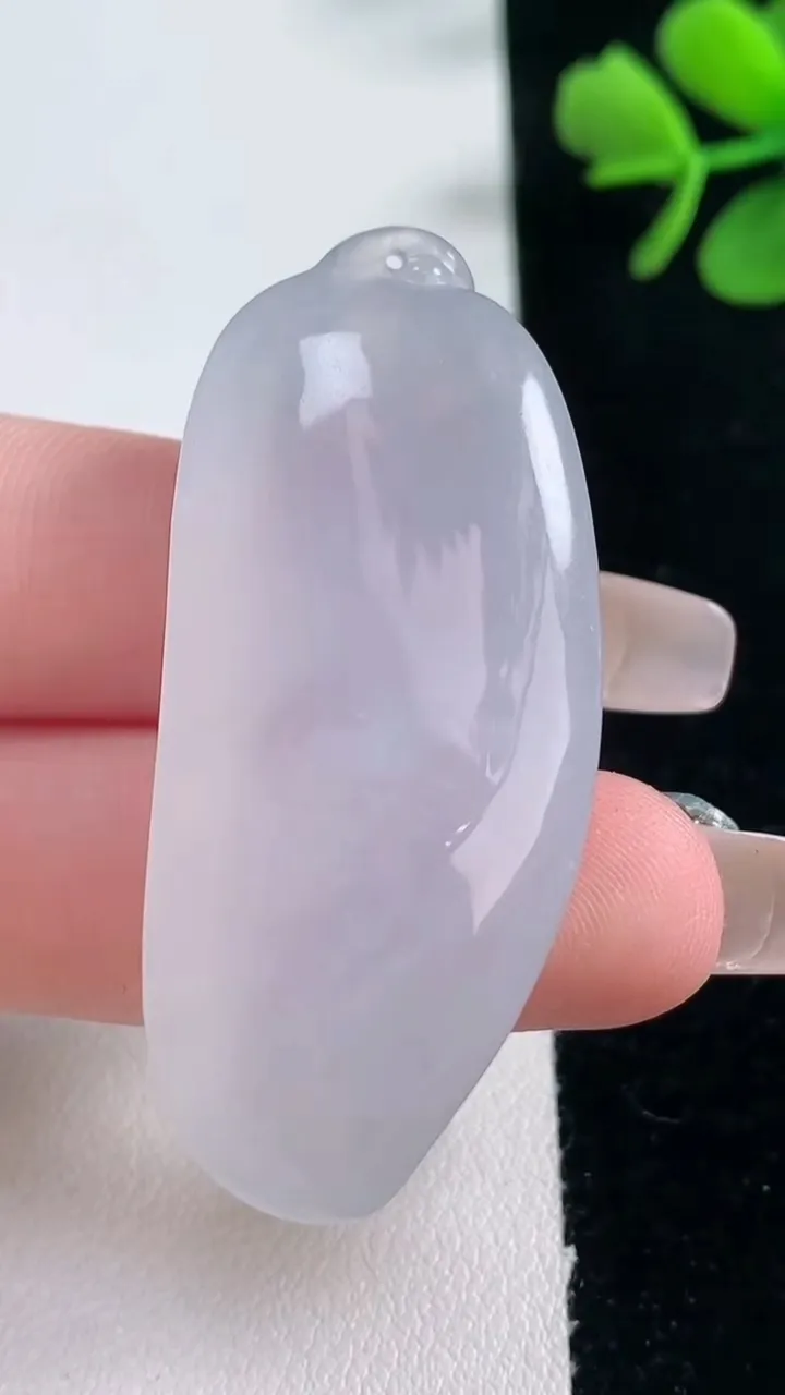 天然A货翡翠种白冰福瓜吊坠，尺寸48.5-20.7-11.5，重量:20.64g
2月5日