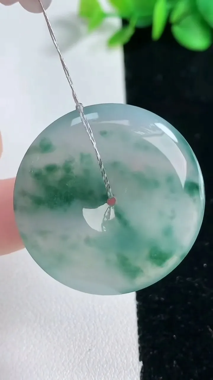 天然A货翡翠种飘花平安扣吊坠，尺寸36-6.4，重量:16.40g
2月5日