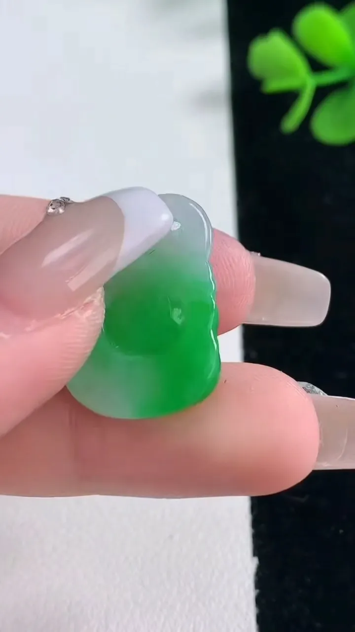 天然A货翡翠财神爷吊坠，尺寸24-16.7-4.3，重量:2.94g
2月5日