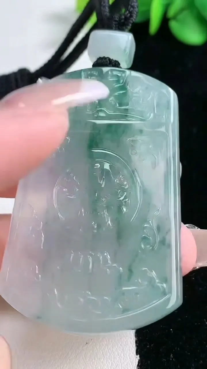 天然A货翡翠种飘花仿古无事牌吊坠，尺寸54-35.7-5.7，重量:32.96g
2月5日